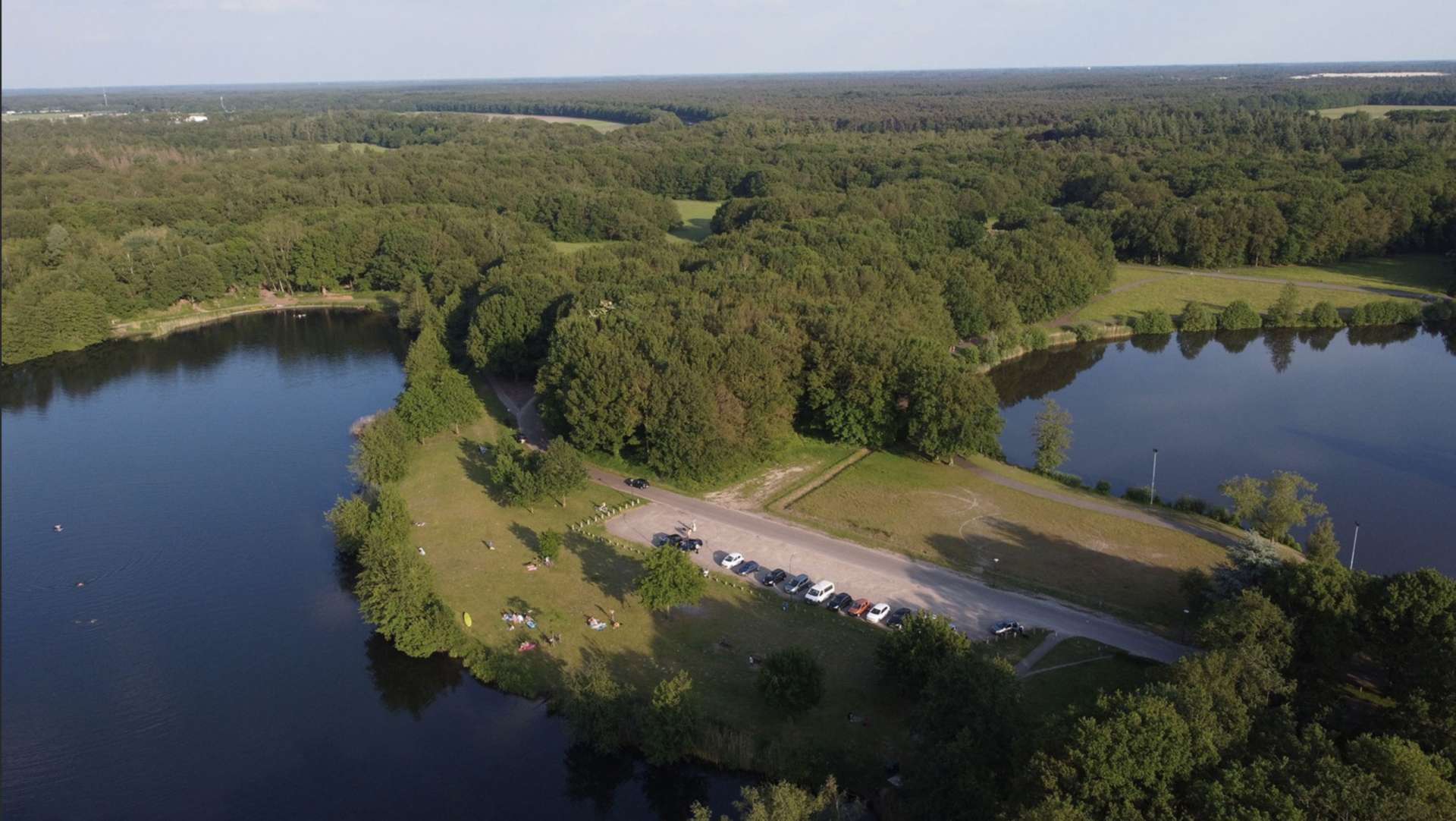 De horecazaak komt tussen twee plassen bij Het Lido. © Airpro Waalwijk